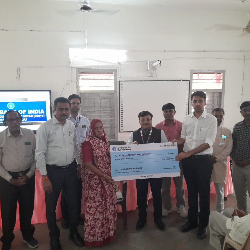 બોટાદમાં SBI દ્વારા અકસ્માત વીમાનો 1 કરોડનો ચેક:સરકારી શિક્ષકના પરિવારને આર્થિક સહારો મળ્યો