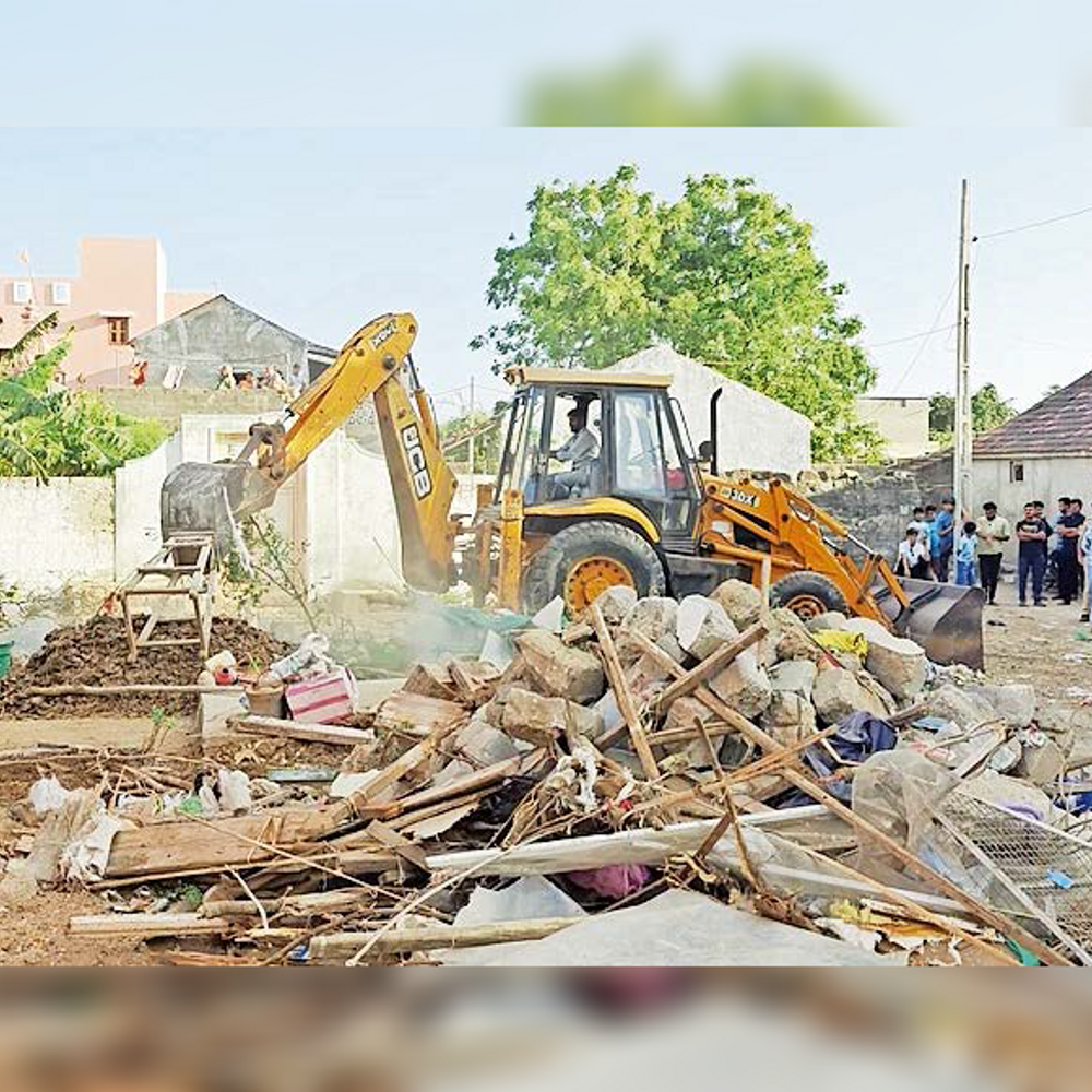 માંડવીના મોટા સલાયામાં દબાણ દૂર: 600 ચો. ફૂટ જમીન ખુલ્લી કરાઈ, અંદાજે 10 લાખની જમીન બચાવાઈ.