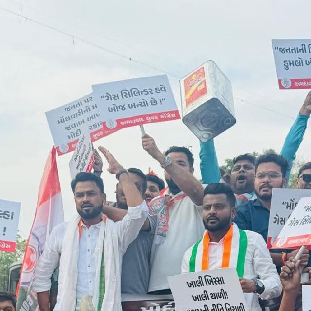 શાહપુર દરવાજા બહાર મોંઘવારી મુદ્દે યુથ કોંગ્રેસનો દેખાવો:તેલના ડબ્બા ને ગેસ સિલિન્ડર સાથે ભાજપ હાય હાયના સૂત્રોચ્ચા, બળદ ગાડા પર બેસી વિરોધ કરતા પોલીસે અટકાયત કરી