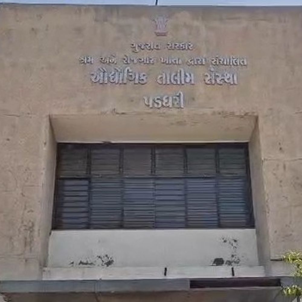 પડધરી ITI 12 વર્ષમાં જર્જરીત:214 વિદ્યાર્થીઓને 25 કિમી દૂર રાજકોટ શિફ્ટ કરાયા, રોજગારલક્ષી પ્રેક્ટિકલ કોર્સની અપાતી ઓનલાઈન ટ્રેનિંગ !