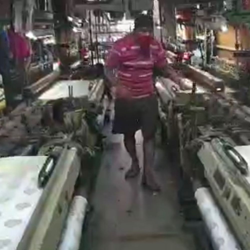 ઉદ્યોગમાં કાપ કે વેકેશન?, ગૂગલ ફોર્મ દ્વારા મંતવ્ય મંગાયા:સુરત ટેક્સટાઇલના 15% કારીગરો વતન રવાના; કારખાના એક પાળીમાં ચલાવવા કે અઠવાડિયે 2 રજા રાખવી તેની ચર્ચા