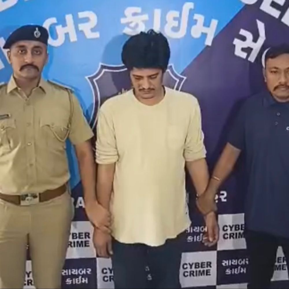 MBA ગ્રેજ્યુએટ સાયબર આરોપી બન્યો:સુરતના પિતા-પુત્ર સાથે થયેલી 16 લાખની ઠગાઈમાં આરોપીની ધરપકડ, પોતાના બેંક એકાઉન્ટને સાયબર ગુના માટે આપ્યું