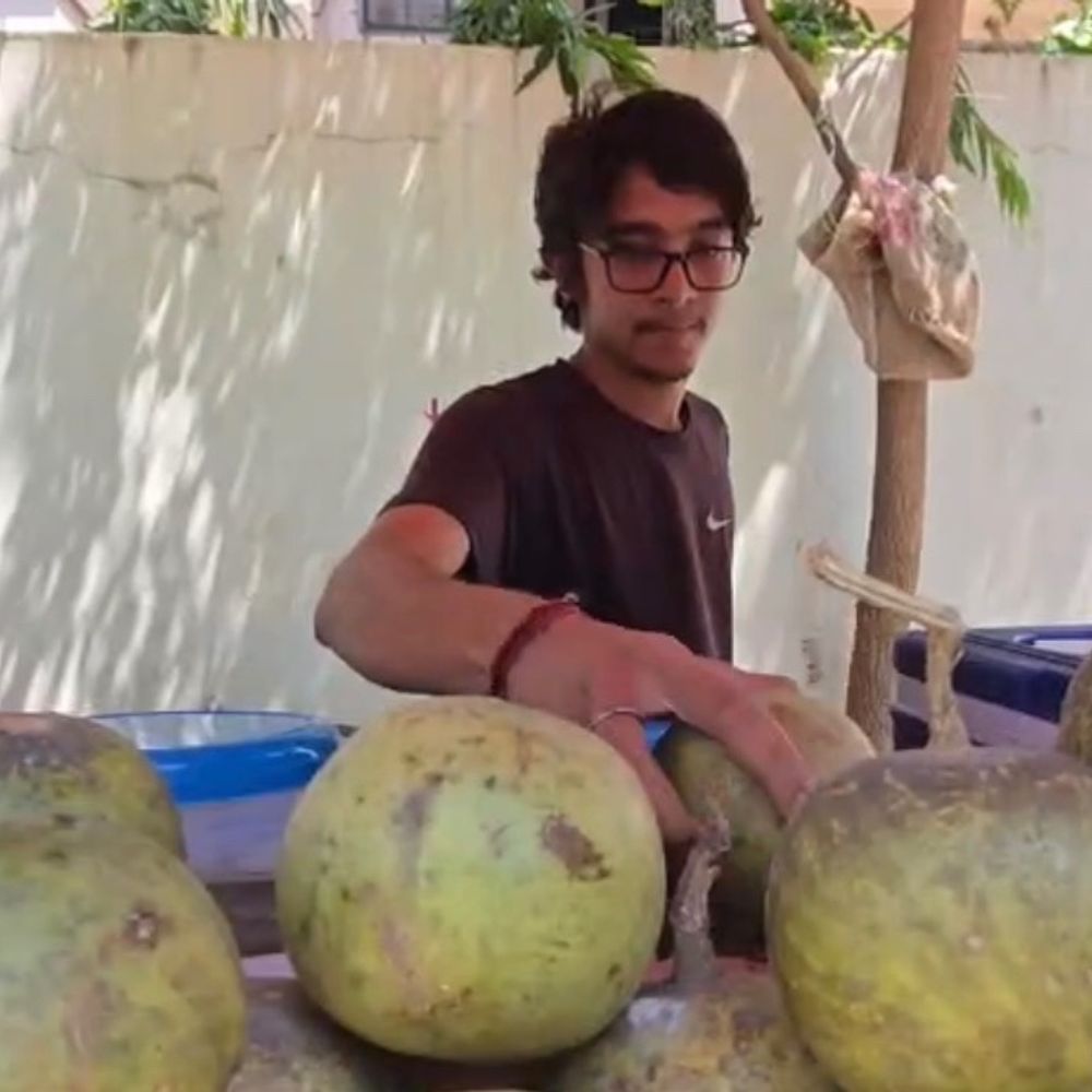 સુરતના યુવકે CA બનવા બિલાના શરબતની લારી લગાવી:ફાઈનલની ફી ભરવા બેલ રસ વેચવા નીકળ્યો, પિતાને ફ્રુટ વેચવામાં મદદની સાથે CA ઇન્ટરમીડિએટ પાસ કર્યું