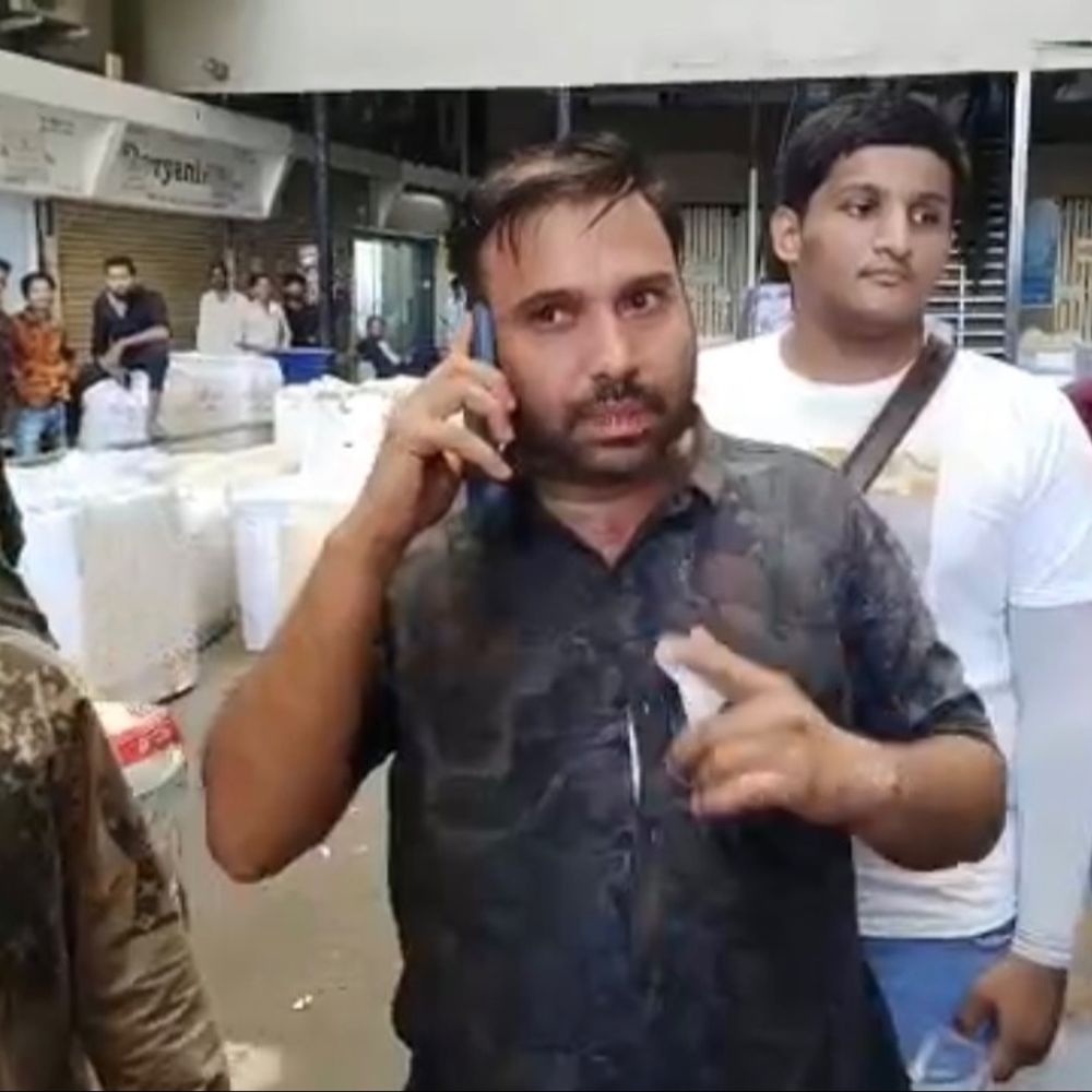 કાપડ એજન્ટે નાક છીંક્યું તો 4 શખ્સોએ ભેગા મળી ફટકાર્યો:રઘુકુલ માર્કેટમાં કપડાં ફાડી નાખી જાનથી મારી નાખવાની ધમકી આપી, શરદીમાં નાક સાફ કરવું એજન્ટને ભારે પડ્યું