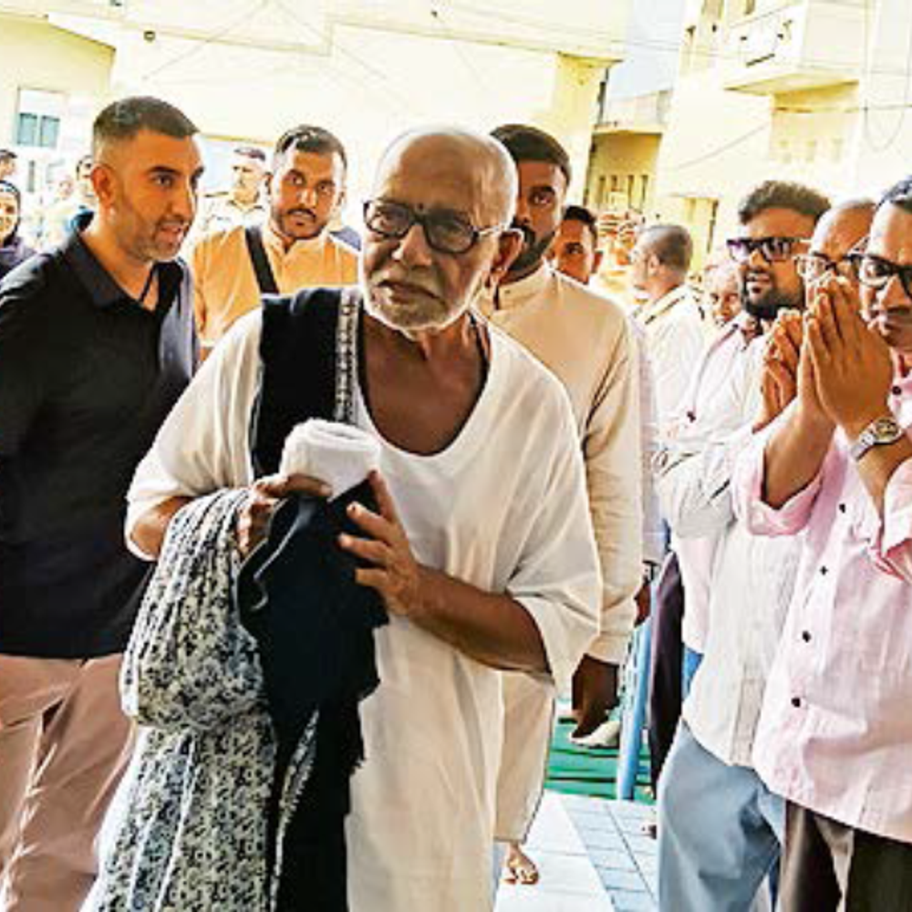 બાપુની માનસ મુકુરાષ્ટક રામકથામાં માનવ મહેરામણ ઉમટ્યું, સનાતન ધર્મનો મહિમા ગાવામાં આવ્યો, જેમાં રઘુનાથજી મંદિરની મુલાકાત લીધી.