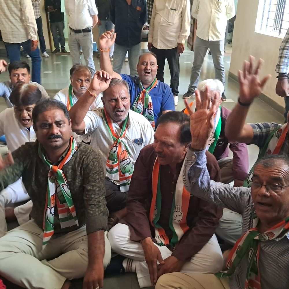 RMCના શાસનમાં થયેલા ભ્રષ્ટ્રાચાર મુદ્દે કોંગ્રેસનું વિરોધ પ્રદર્શન:ત્રિકોણ બાગથી RMC સુધી વિશાળ રેલી કાઢી; મેયર-ચેરમેનના ગેરકાયદે બાંધકામો મુદ્દે કડક કાર્યવાહીની માગ કરી