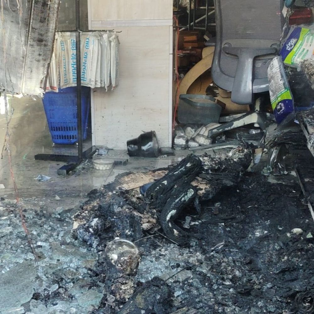 ભરૂચના શોપિંગ સેન્ટરમાં આગ, મોટી દુર્ઘટના ટળી:શોર્ટ સર્કિટથી લાગેલી આગ પર ફાયર સેફટીથી કાબુ મેળવાયો