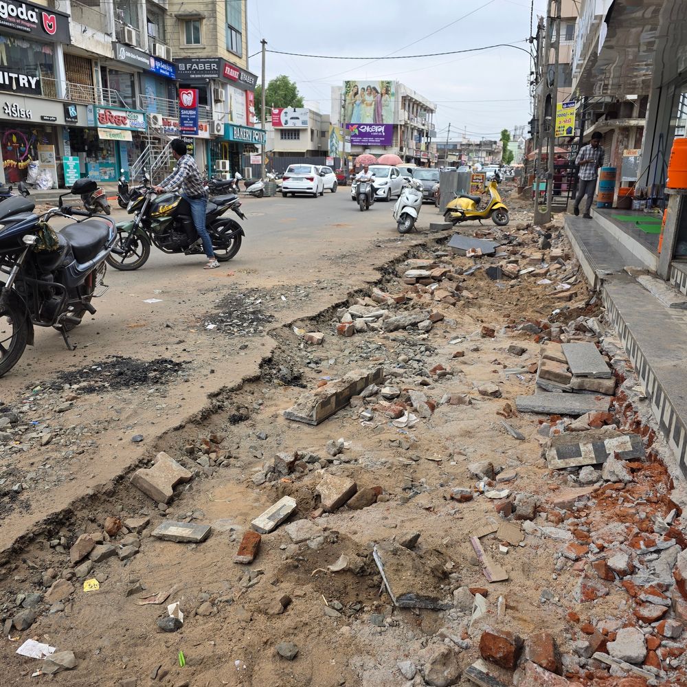 હિંમતનગર પાલિકાએ 27થી વધુ દબાણ હટાવ્યા:જે.પી. મોલથી પૂર્ણિમા રોડ પર કાર્યવાહી, બ્લોક લગાવાશે