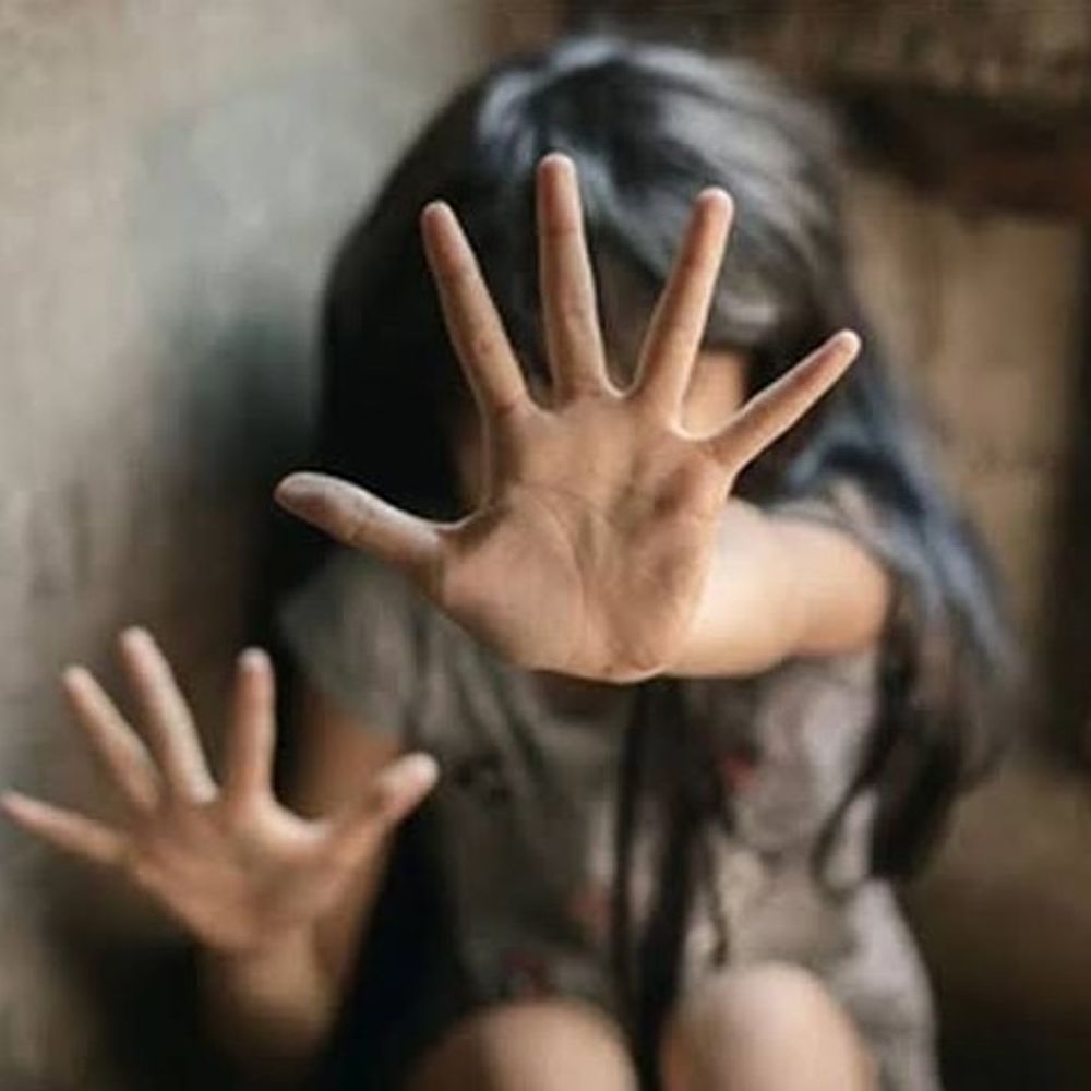 સાવકા પિતાએ 13 વર્ષની દીકરીને 5 મહિના સુધી પીંખી:સગીરાની એકલતાનો લાભ લઈ બળજબરી દુષ્કર્મ ગુજારતો, આપવીતી જાણી માતાના પગ નીચેથી જમીન સરકી; આરોપીની ધરપકડ