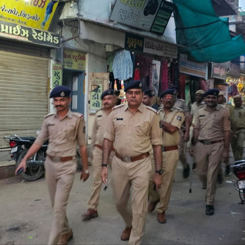 રામનવમી પૂર્વે સાંથલ પોલીસ એક્શન મોડમાં:કાયદો અને વ્યવસ્થા જાળવવા સંવેદનશીલ વિસ્તારોમાં ફૂટ પેટ્રોલિંગ કરાયું, શાંતિ ડહોળવાનો પ્રયાસ કરનાર સામે કડક પગલાના આદેશ