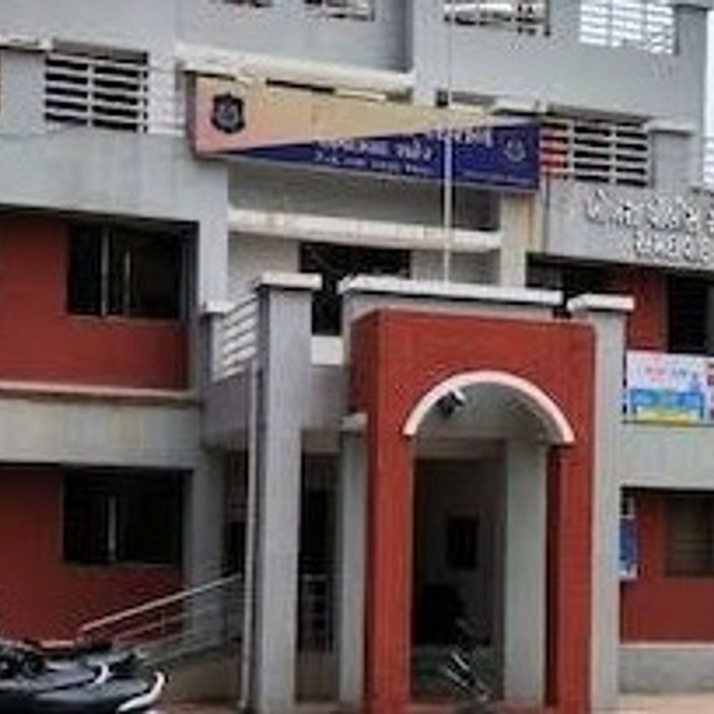 ખોખરામાં ફરી એકવાર લોહિયાળ ખેલ:પત્ની સાથે વાત કરવાની ના પાડતા બે ભાઈઓ પર છરીથી હુમલો, એક યુવક ICUમાં દાખલ