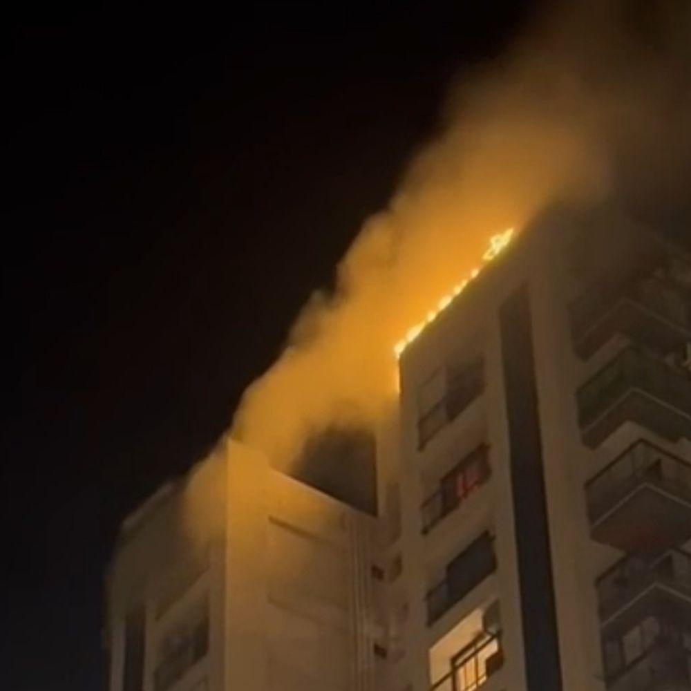 સુરતમાં હાઈરાઈઝ બિલ્ડિંગના 14મા માળે આગ: ફાયર બ્રિગેડ દ્વારા આગ પર કાબૂ મેળવાયો, કોઈ જાનહાનિ નહીં.