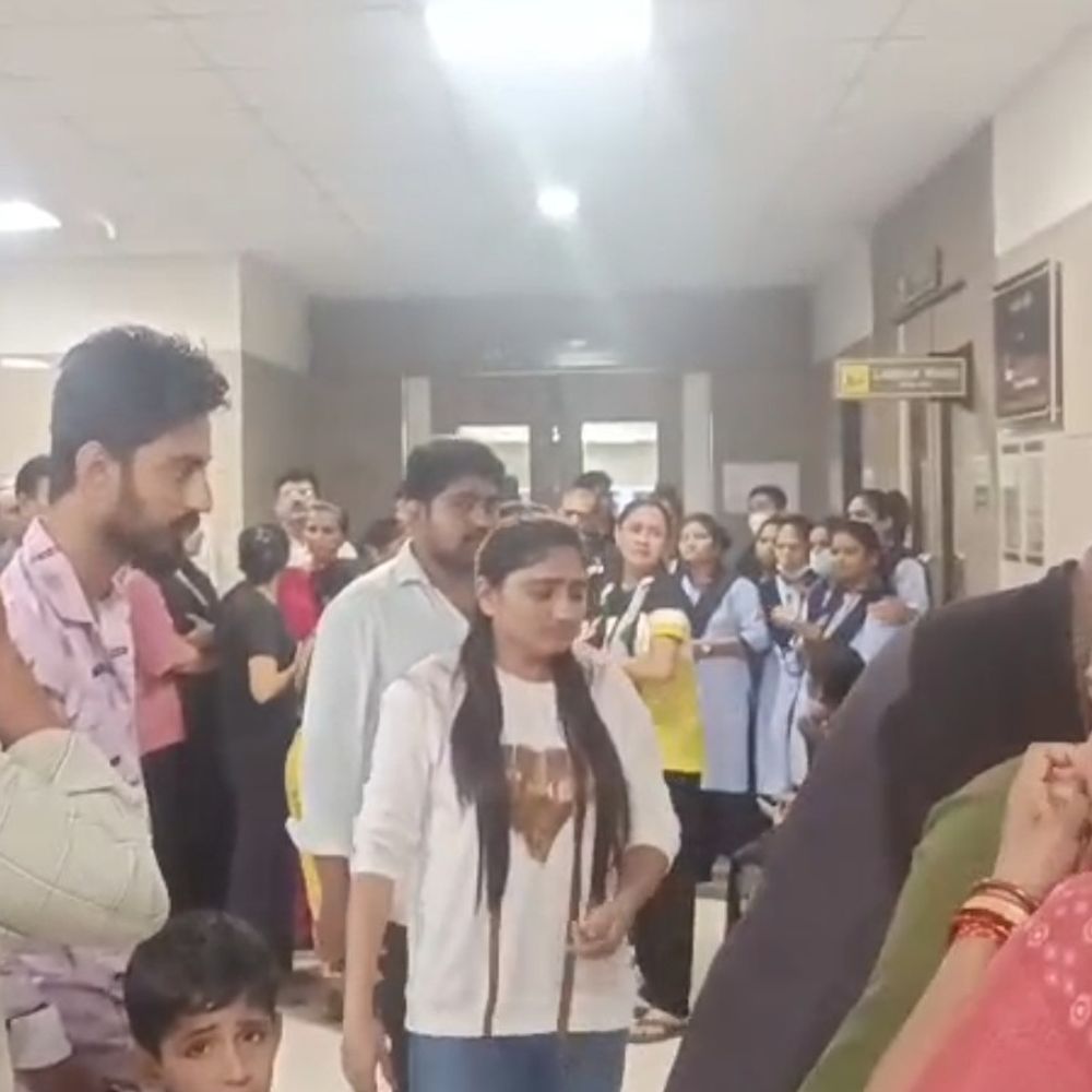 'કિરણ હોસ્પિટલ બાળકોને મારવા માટે ખોલી છે':કતારગામમાં પરિવારે ડોક્ટરો પર બેદરકારીના આક્ષેપ કર્યા; કહ્યું- ડોક્ટરનું લાઇસન્સ રદ કરો અને અમારી સામે લાવો