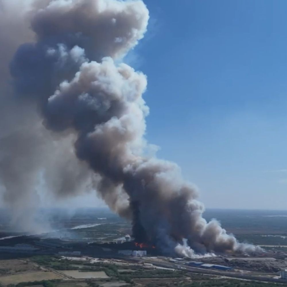 ખજોદ ડમ્પિંગ સાઈટઃ 24 કલાક બાદ પણ આગ બેકાબૂ:1 કિમીના કચરાનાં પહાડમાં લાગેલી આગે દાવાનળનું સ્વરૂપ ધારણ કર્યું, સુરત ફાયર વિભાગનાં પ્રયાસો હજી સુધી નિરર્થક