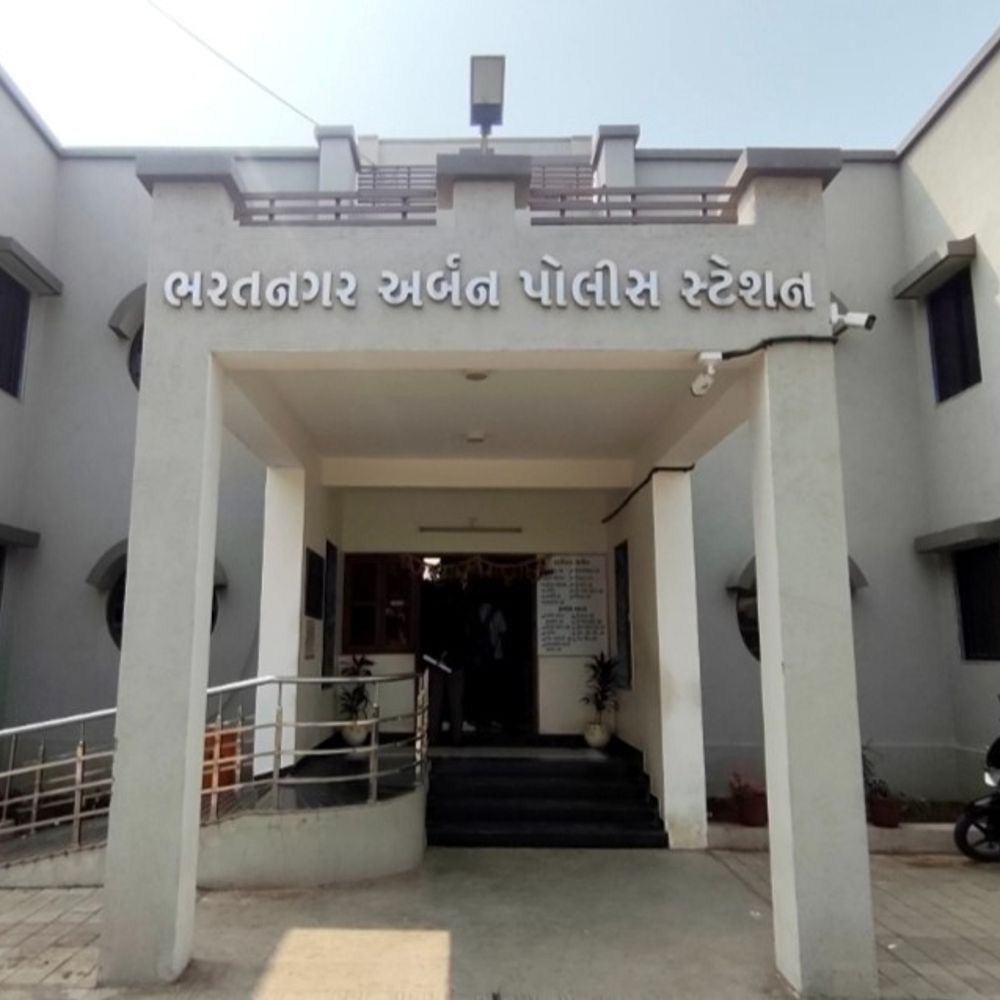 પેટ્રોલપંપમાં બાઈક-ફોરવ્હીલ માટે અલગ લાઇન મુદ્દે વિવાદ:પેટ્રોલ પંપના કર્મચારીઓએ પેટ્રોલ પુરાવા ગયેલ આધેડને ઢીકાપાટુ તેમજ લાકડીથી માર માર્યો