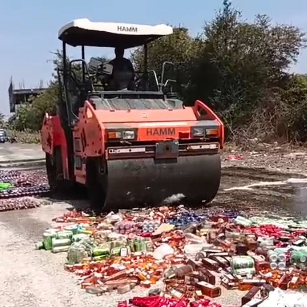 દારૂની 3 હજાર બોટલ પર રોલર ફરી વળ્યું:વડોદરાના ઝોન 2ના 5 પોલીસ સ્ટેશન વિસ્તારમાં પકડાયેલા 16.53 લાખ રૂપિયાની કિંમતના વિદેશી દારૂ અને બિયરના જથ્થાનો નાશ કરાયો