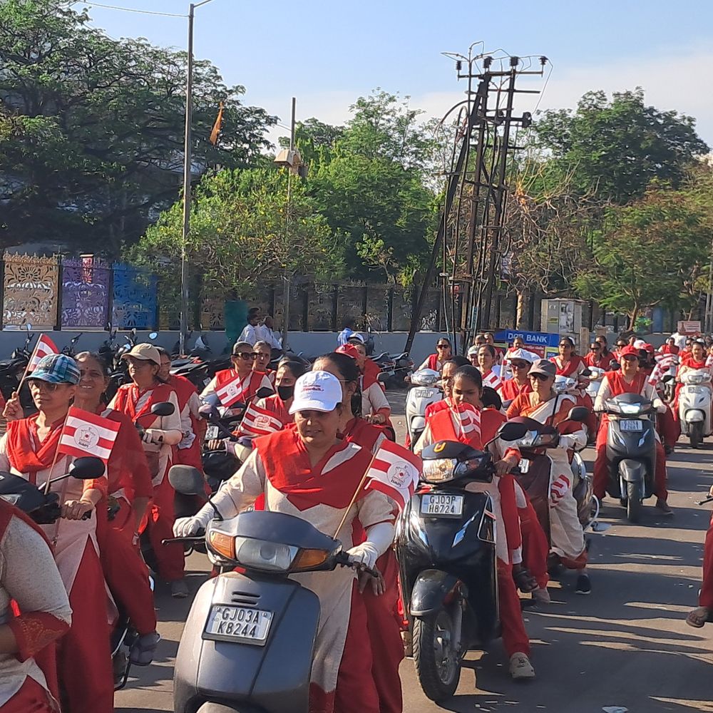 સ્વામિનારાયણ સંદેશ યાત્રા:રાજકોટમાં 1000થી વધુ બાઇક-વિન્ટેજ કારનાં કાફલા સાથે 25 કિમીની યાત્રામાં માનવમહેરામણ ઉમટયું, અપૂર્વમુનિએ કહ્યું- ભારત નહીં સમગ્ર વિશ્વમાં ભવ્ય ઉજવણી થાય છે