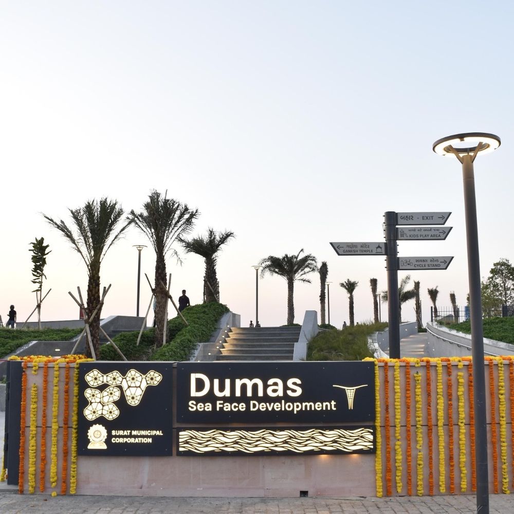 ડુમસ સી-ફેસ પર કચરો ફેંક્યો તો 100નો દંડ:રવિવારે જ 400 કિલો કચરો નીકળ્યો, ગંદકી પર અંકુશ લાવવા પાલિકા એક્શન મોડમાં