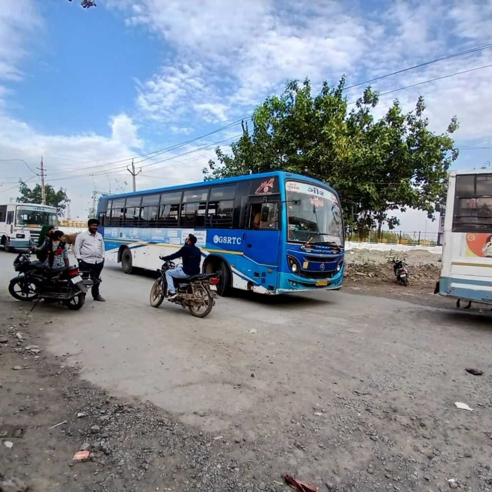 સમસ્યા:સાવરકુંડલા જૂના બસ સ્ટેન્ડના રોડના કામથી મુસાફરો પર આફત