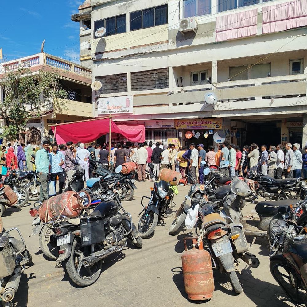 છાંયડા-પાણીની સુવિધાનો અભાવ:સાવરકુંડલામાં ગેસ સિલિન્ડર નોંધાવવા એરોગેસ એજન્સી બહાર લોકોની કતારો