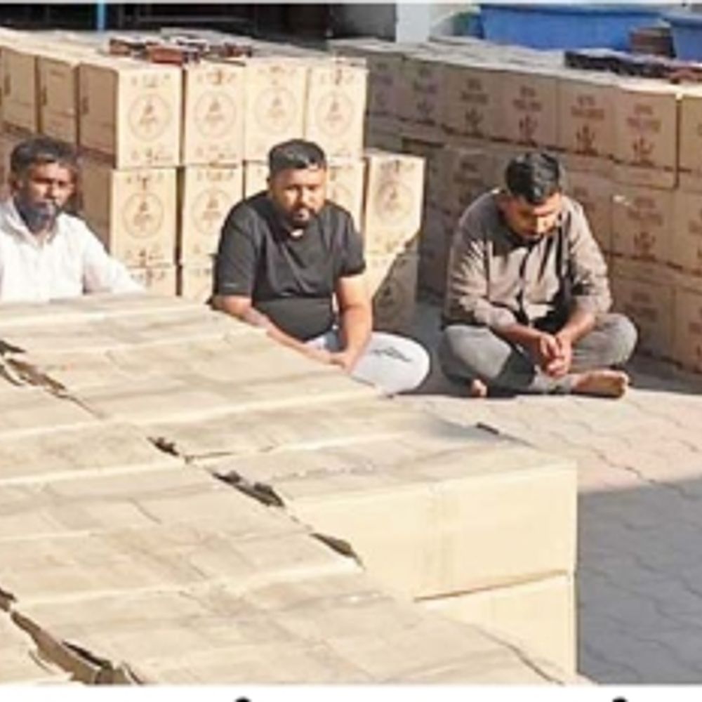 સ્ટેટ મોનિટરિંગ સેલની કાર્યવાહી:કણભામાં દારૂની 25793 બોટલ, વાહનો મળી રૂ.1.35 કરોડની મતા સાથે ત્રણની ધરપકડ કરાઈ