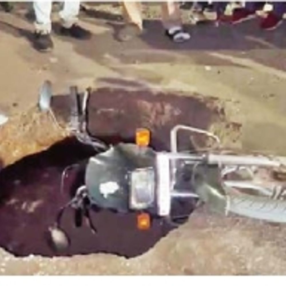 દુર્ઘટના:ભાયલીમાં રોડ બેસી જતાં વકીલ સહિત 2 યુવકો બાઈક સાથે ખાડામાં ખાબક્યા