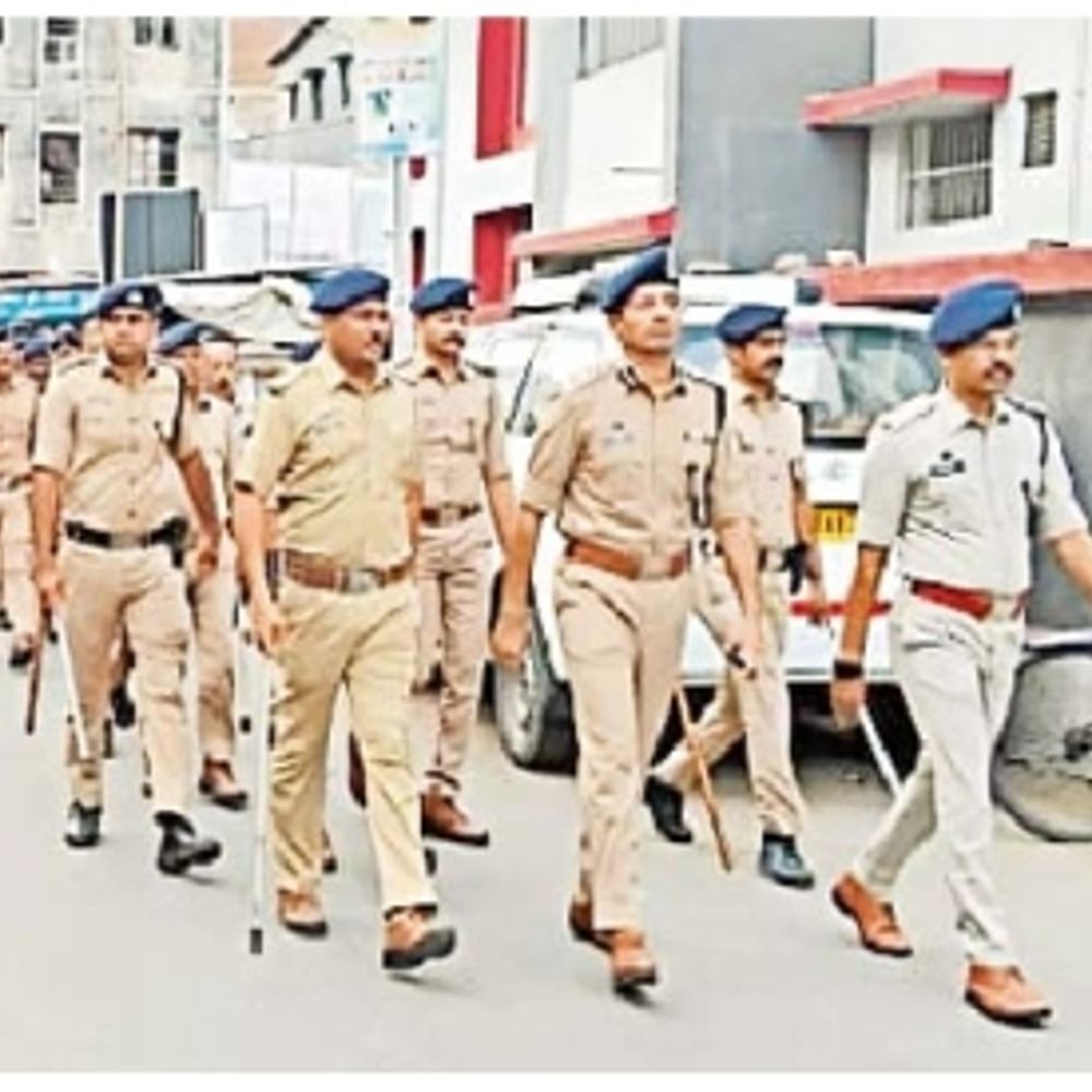 ફૂટ પેટ્રોલિંગ:પોલીસે રામ નવમીની શોભાયાત્રાનો સંવેદનશીલ વિસ્તારનો રૂટ બદલી નાખતાં આયોજકો લાલઘૂમ