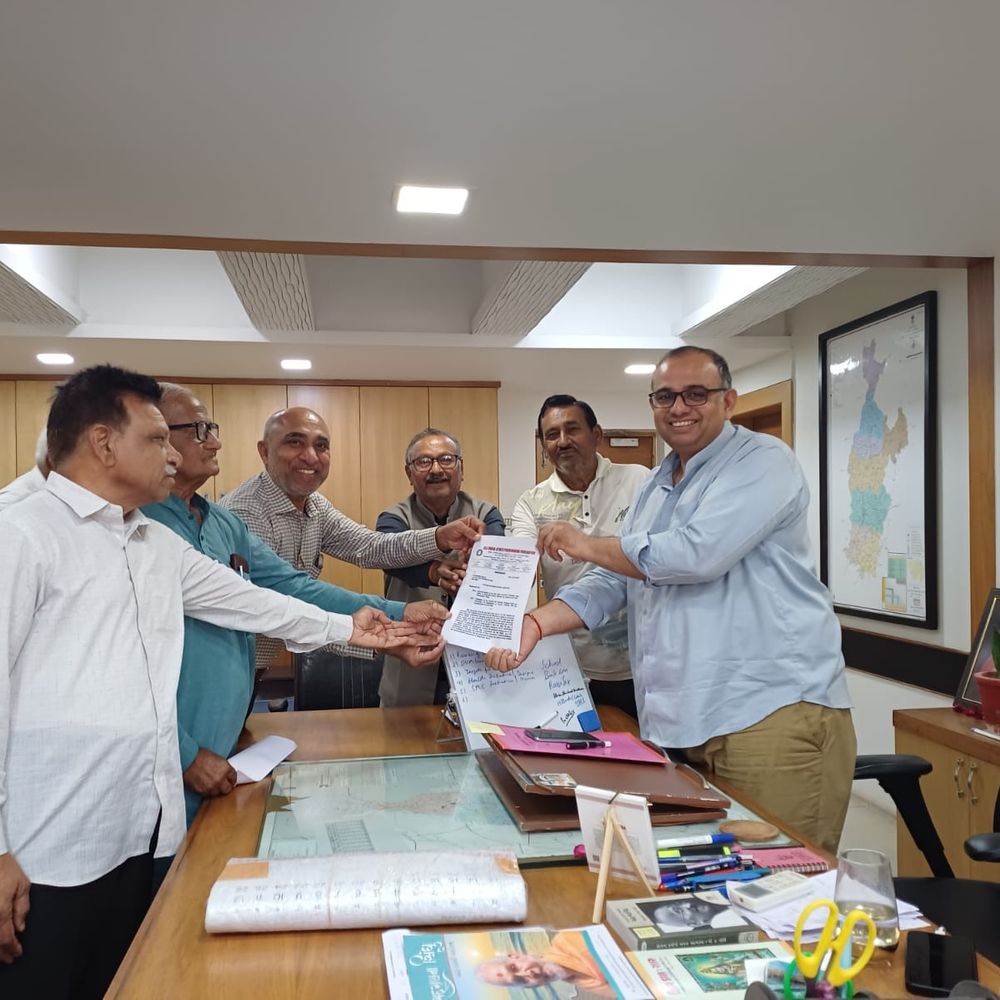 હિંમતનગરમાં પેન્શનરોએ કલેક્ટરને આવેદનપત્ર આપ્યું:Validation Act 2025 રદ કરવા કાળી પટ્ટી પહેરી વિરોધ કર્યો