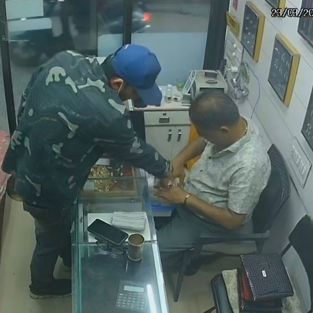 ગોધરામાં સોનીવાડની દુકાનમાંથી 3 લાખના સોનાના દાગીનાની ચોરી:ગ્રાહક બની આવેલો શખ્સ દાગીના ચોરી ફરાર, CCTV સામે આવ્યાં