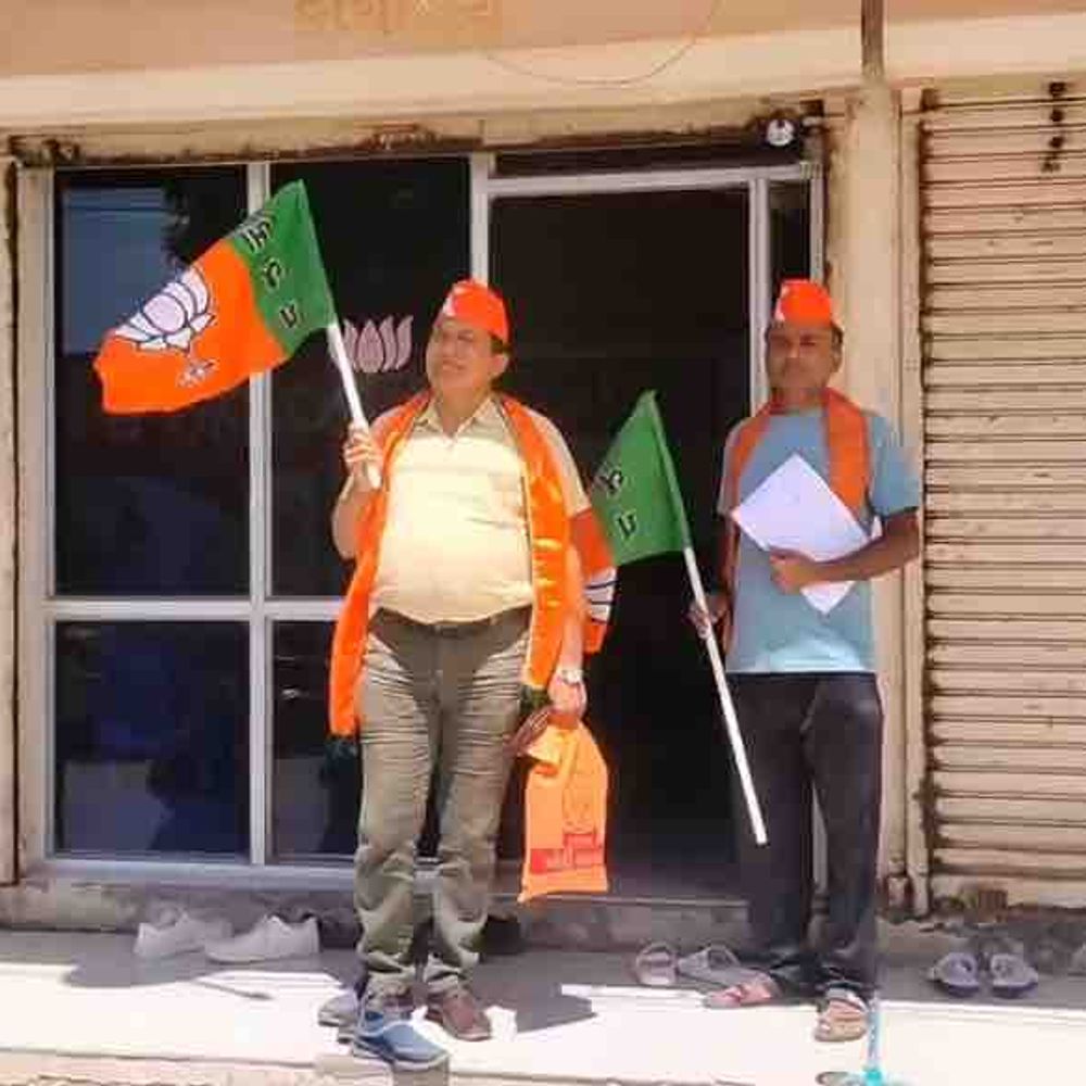 અમરેલી ભાજપ કાર્યાલ પર બે કાર્યકરોએ રાજીનામું આપ્યું:પાર્ટીનો દાવો- બંને પહેલાથી જ સસ્પેન્ડ કરાયેલા છે; 'આપ'નો ખેસ ધારણ કરવાની અટકળો