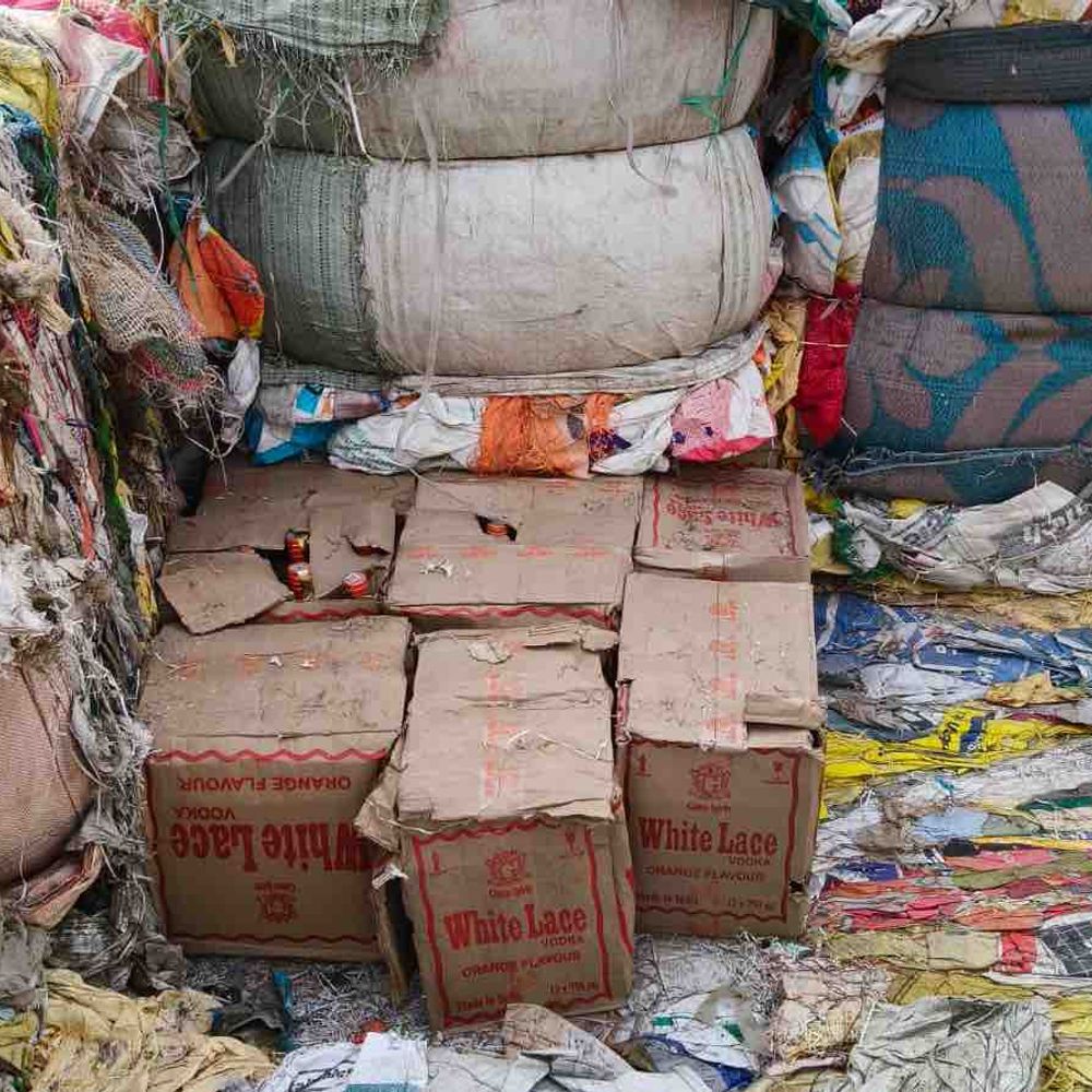 અમીરગઢ બોર્ડર પર લાખોનો દારૂ ઝડપાયો:પ્લાસ્ટિક વેસ્ટેજની આડમાં 421 બોટલ જપ્ત, એકની ધરપકડ