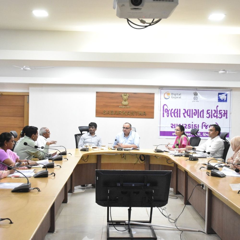 હિંમતનગરમાં કલેક્ટરની અધ્યક્ષતામાં જિલ્લા સ્વાગત કાર્યક્રમ યોજાયો:12 અરજદારોએ વિવિધ પ્રશ્નો રજૂ કર્યા; માર્ગદર્શન પૂરું પડાયું