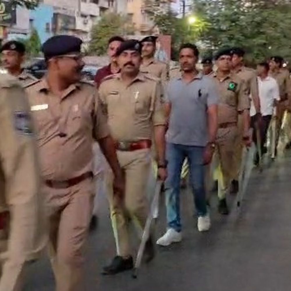 રામનવમી પૂર્વે નવસારી-બીલીમોરામાં પોલીસનું ફૂટ પેટ્રોલિંગ:સંવેદનશીલ વિસ્તારોમાં ફ્લેગ માર્ચ યોજાઈ, સુરક્ષા વ્યવસ્થા કડક