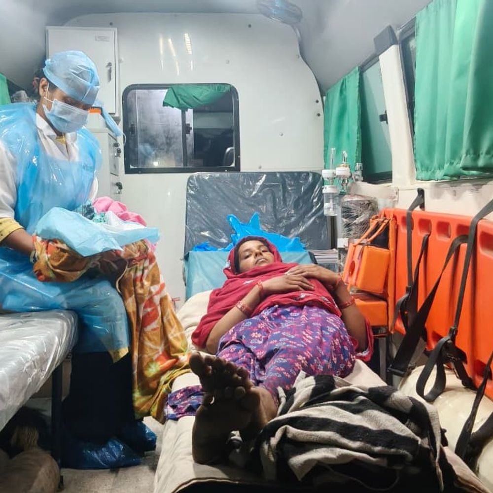 પોરબંદરમાં 108 ટીમે વાડીમાં સફળ પ્રસૂતિકરાવી:માતા-બાળક સુરક્ષિત, વિકટ સ્થિતિમાં ધૈર્ય દાખવનારી મોઢવાડા ટીમને બિરદાવાઈ