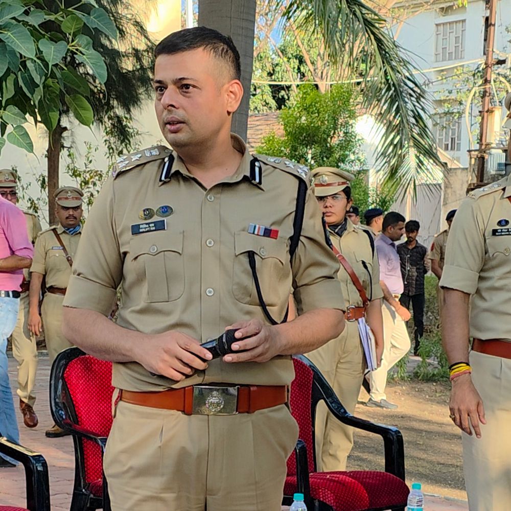 જામનગરમાં IG નિર્લિપ્ત રાયનું રાત્રિ પેટ્રોલિંગ:અસામાજિક તત્વોને પકડી કાયદાના પાઠ ભણાવ્યા, કરાવી સફાઈ