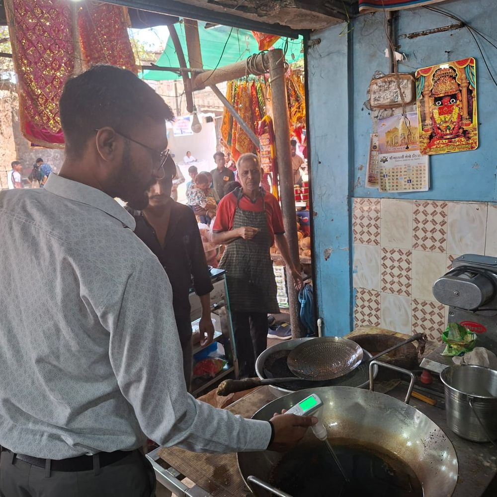 પાવાગઢમાં ચૈત્રી નવરાત્રી: ફૂડ એન્ડ ડ્રગ વિભાગનું સઘન ચેકિંગ:20 ખાદ્ય પદાર્થોના નમૂના લઈ લેબોરેટરીમાં મોકલાયા