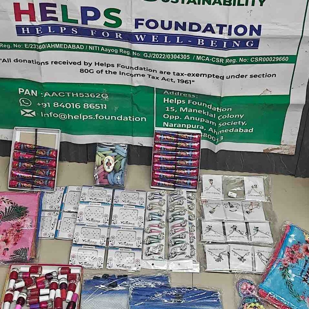 ચૈત્રી નવરાત્રી, હેલ્પ્સ ફાઉન્ડેશને બાલિકાઓને ભોજન-શૃંગારનું વિતરણ કર્યું:દેવગઢ બારીયાની શાળામાં 9 વસ્તુઓનું વિતરણ કરાયું