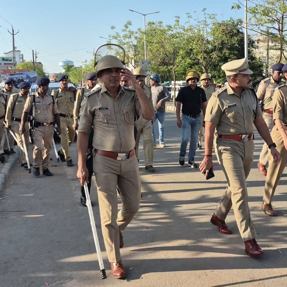 હિંમતનગરમાં રામનવમી પૂર્વે પોલીસનું ફૂટ પેટ્રોલિંગ:સંવેદનશીલ વિસ્તારોમાં શાંતિ જાળવવા સુરક્ષા વ્યવસ્થા ગોઠવાઈ