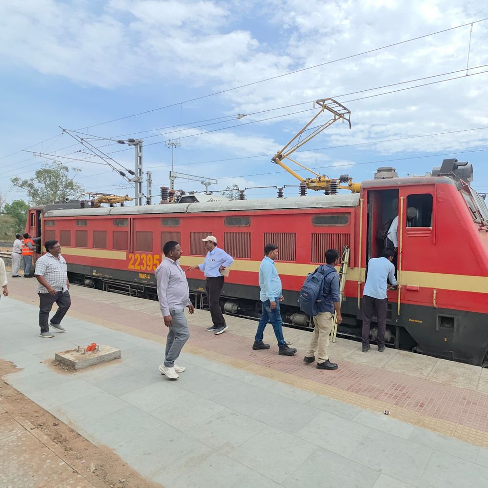 હિંમતનગર-ખેડબ્રહ્મા રેલવે લાઇન પર ઇલેક્ટ્રિક લોકોનો સ્પીડ ટ્રાયલ:40 મિનિટમાં ખેડબ્રહ્મા પહોંચી, 30 મિનિટમાં હિંમતનગર પરત ફર્યો