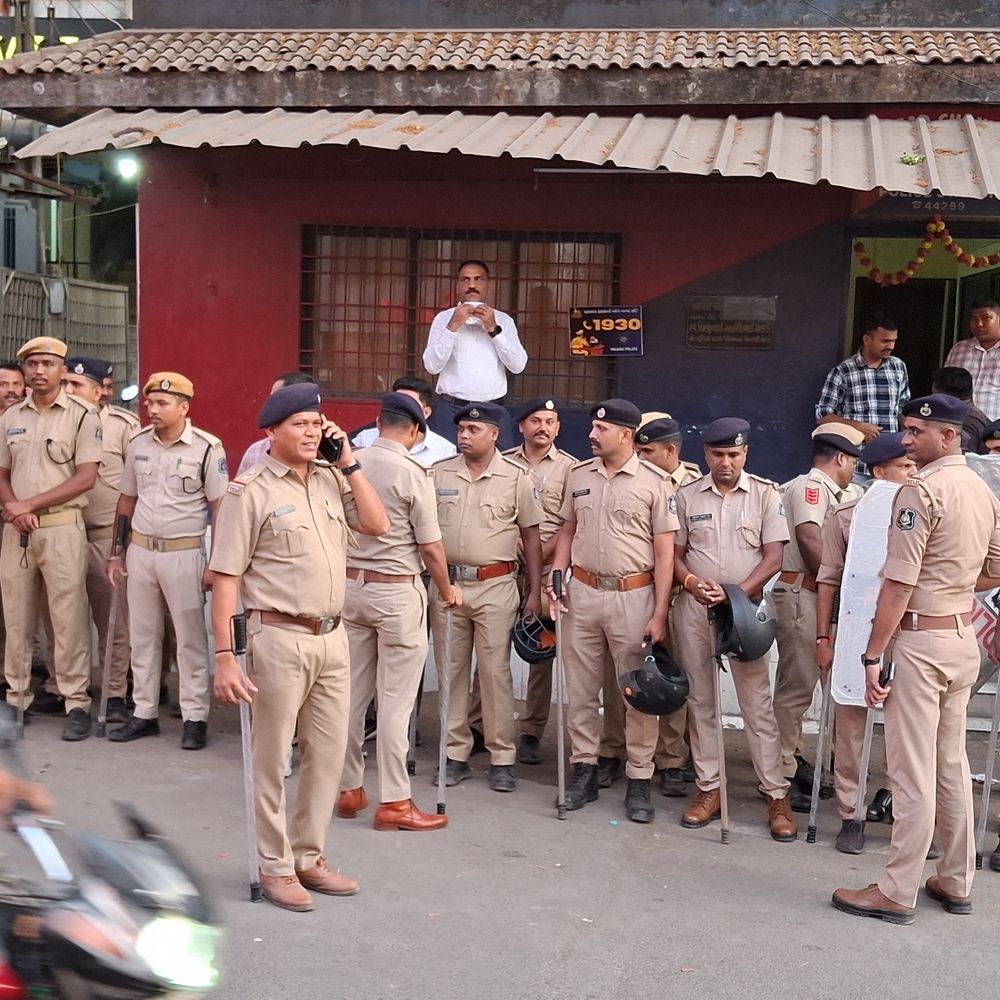 વલસાડમાં રામ નવમી પૂર્વે પોલીસ તંત્ર સજ્જ:રામ નવમીના શોભા યાત્રા રૂટ ઉપર પોલીસનું ફૂટ પેટ્રોલિંગ, 14 શોભાયાત્રા પર નજર