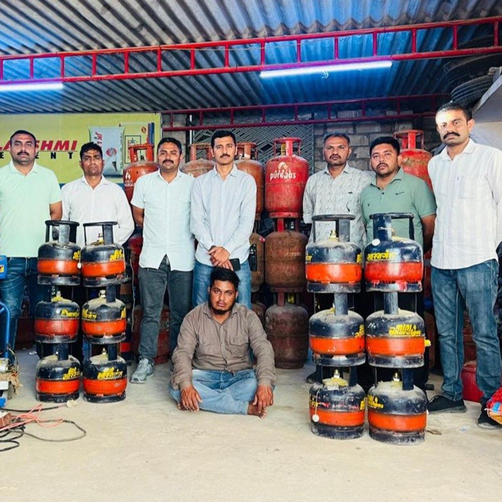 દ્વારકામાં ગેરકાયદે ગેસ રિફિલિંગનો પર્દાફાશ:ગેસ સિલિન્ડર અને રિફિલિંગ સાધન સહિત ₹3.48 લાખનો મુદ્દામાલ જપ્ત, ત્રણ ઝડપાયા