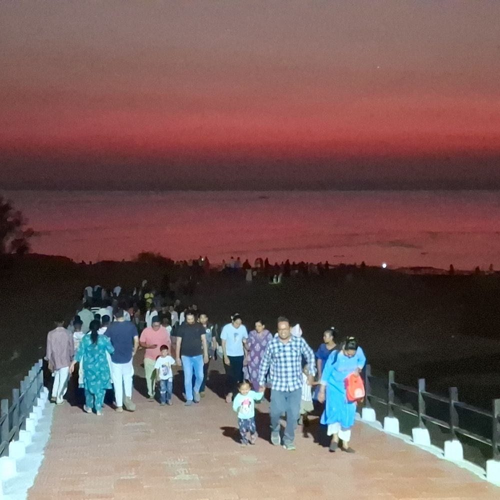 વલસાડમાં પારો 36 ડિગ્રી પાર:બફારાથી જનજીવન પ્રભાવિત; લોકોએ દરિયાકિનારે શીતળ પવનોની મજા માણી