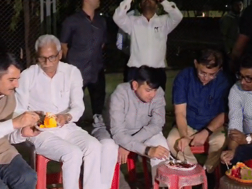 રાજકીય ગરમાવા બાદ ઠંડા ગોળાનો સ્વાદ: UCC બિલ પાસ થતાં નેતાઓએ બરફ ગોળાની મજા માણી.