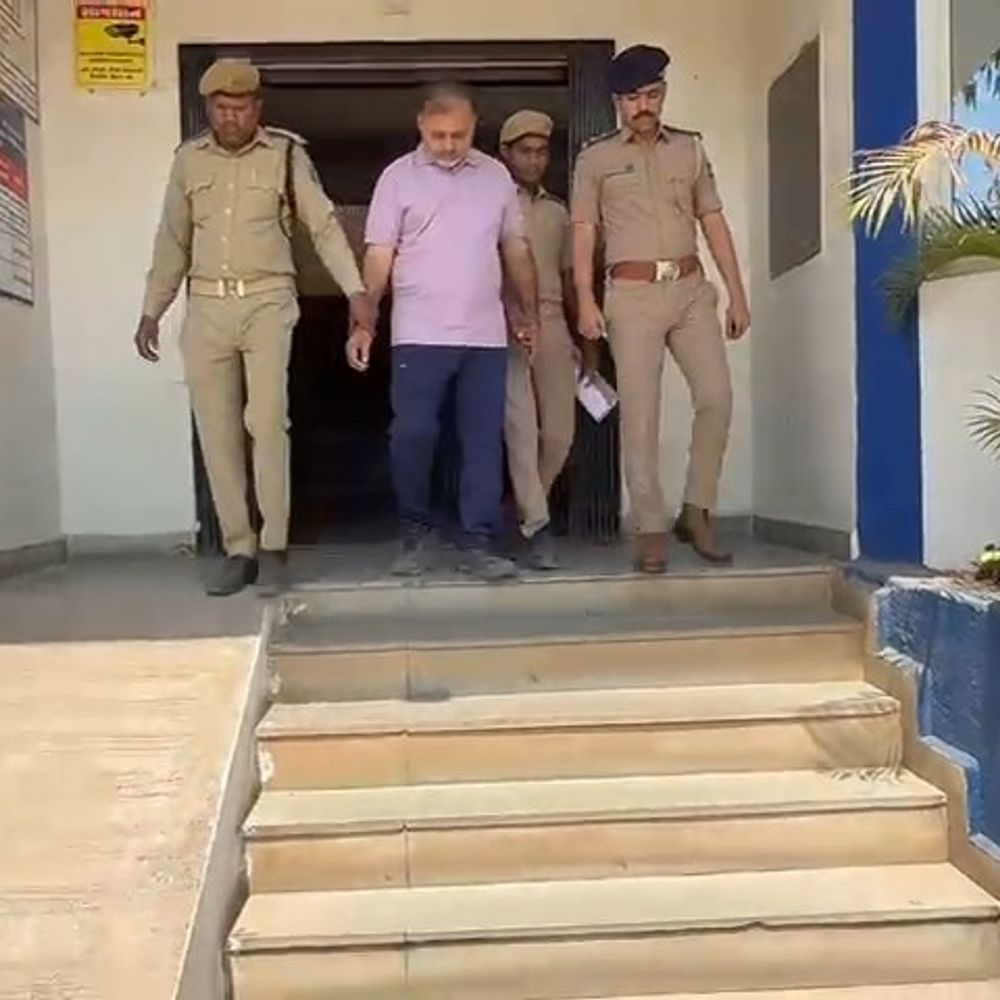 કપરાડામાં ટ્રક સળગાવવાનું નાટક ખુલ્લું પડ્યું:પ્લાસ્ટિકના દાણા વેચી પુરાવા નાશ કરવા આગ ચાંપી, બેની ધરપકડ