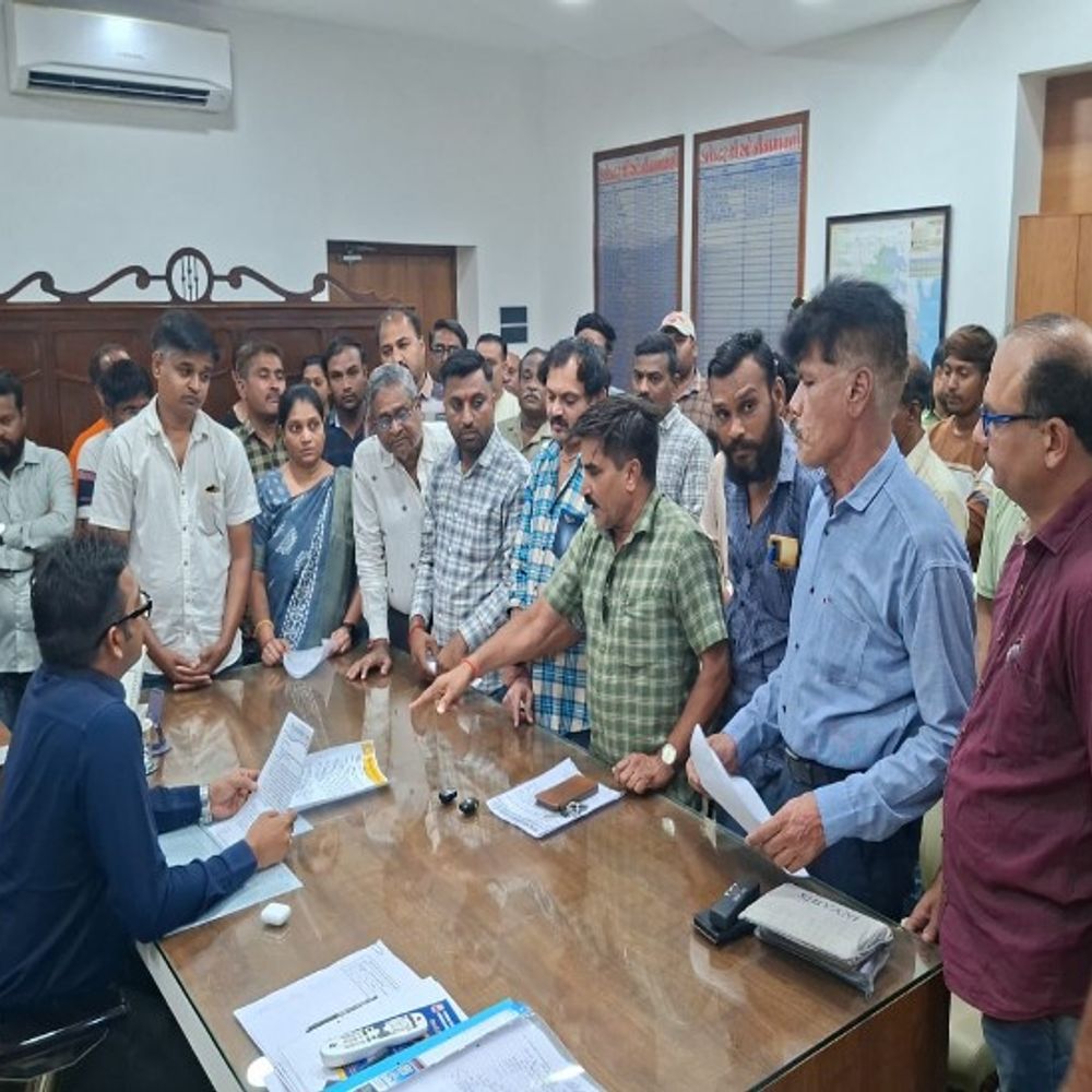 અશાંતધારાની મંજૂરીમાં ભ્રષ્ટાચારના આક્ષેપ સાથે કલેક્ટરને રજૂઆત:"લાંચ લેનારાનો વરઘોડો કાઢો", અશાંત ધારાની 1500 ફાઈલોમાં 'વહીવટ' થયો હોવાનો ગંભીર આક્ષેપ, અશાંત ધારાના વિવાદમાં હિન્દુ સંગઠનોની ઉગ્ર માંગ