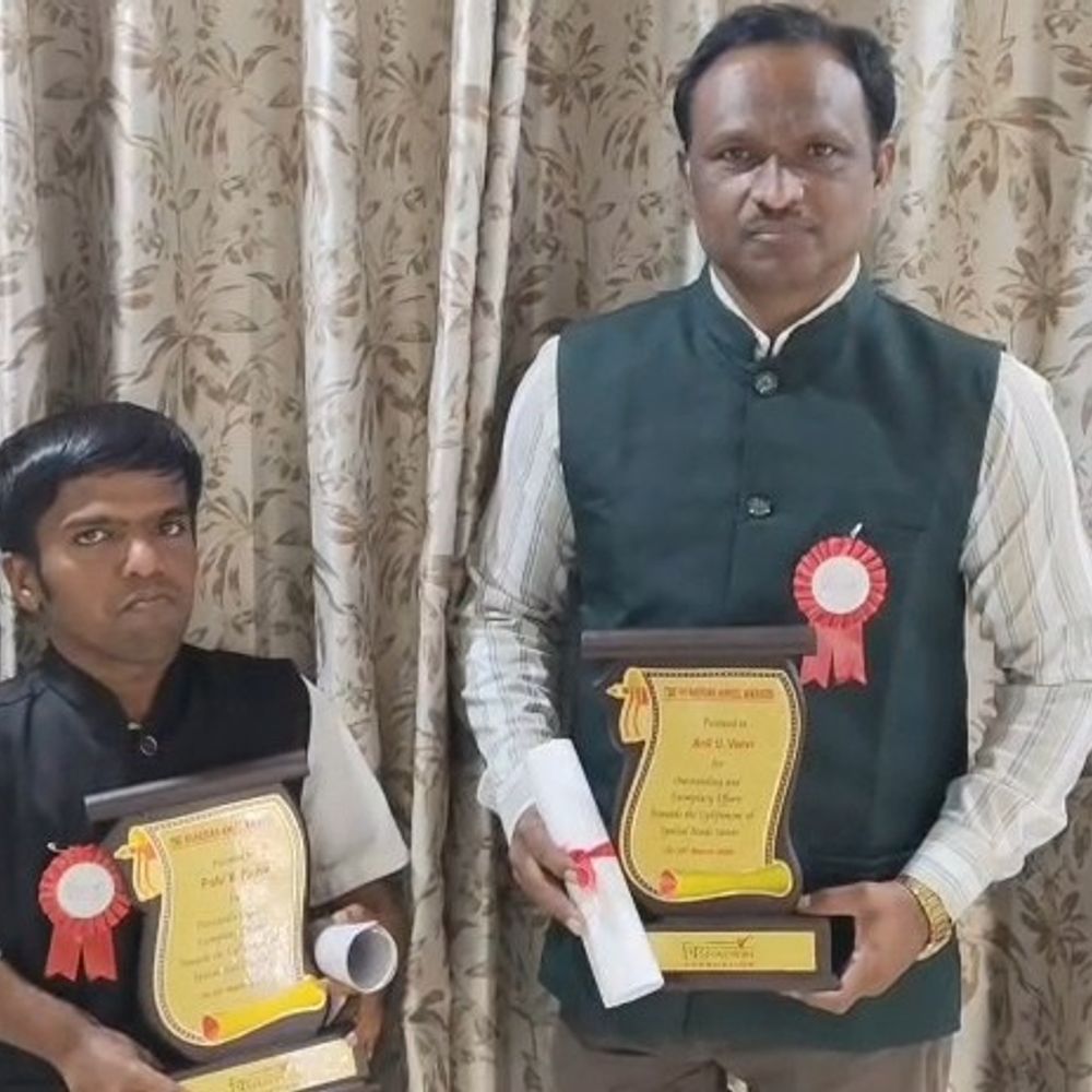 દિવ્યાંગ સંસ્થાના બે કર્મનિષ્ઠોનું રાજકોટમાં ભવ્ય સન્માન:​જૂનાગઢની સાંપ્રત સંસ્થાના બે કર્મચારીઓને અમદાવાદની વિશાલવીન ફાઉન્ડેશન દ્વારા 'ધ એન્જલ ગાર્ડિયન એવોર્ડ' એનાયત