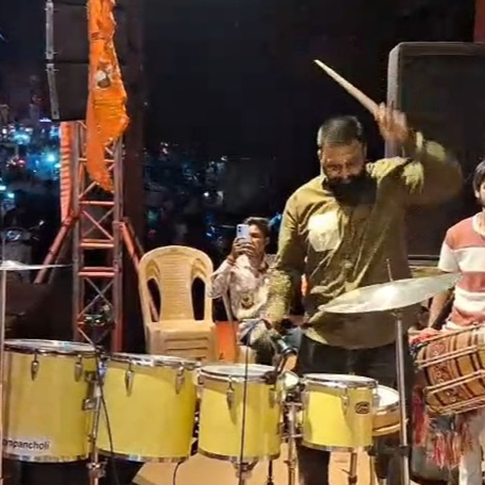 જૂનાગઢનો ઝાંઝરડા રોડ બન્યો અયોધ્યા::ઝાંઝરડા રોડ પર રામ જન્મોત્સવ પૂર્વે ભવ્ય રોશની અને સાંસ્કૃતિક કાર્યક્રમો.ભોજલરામ ગ્રુપ અને સેવા સમર્પણ ટ્રસ્ટ દ્વારા લાઈવ ઓરકેસ્ટ્રા