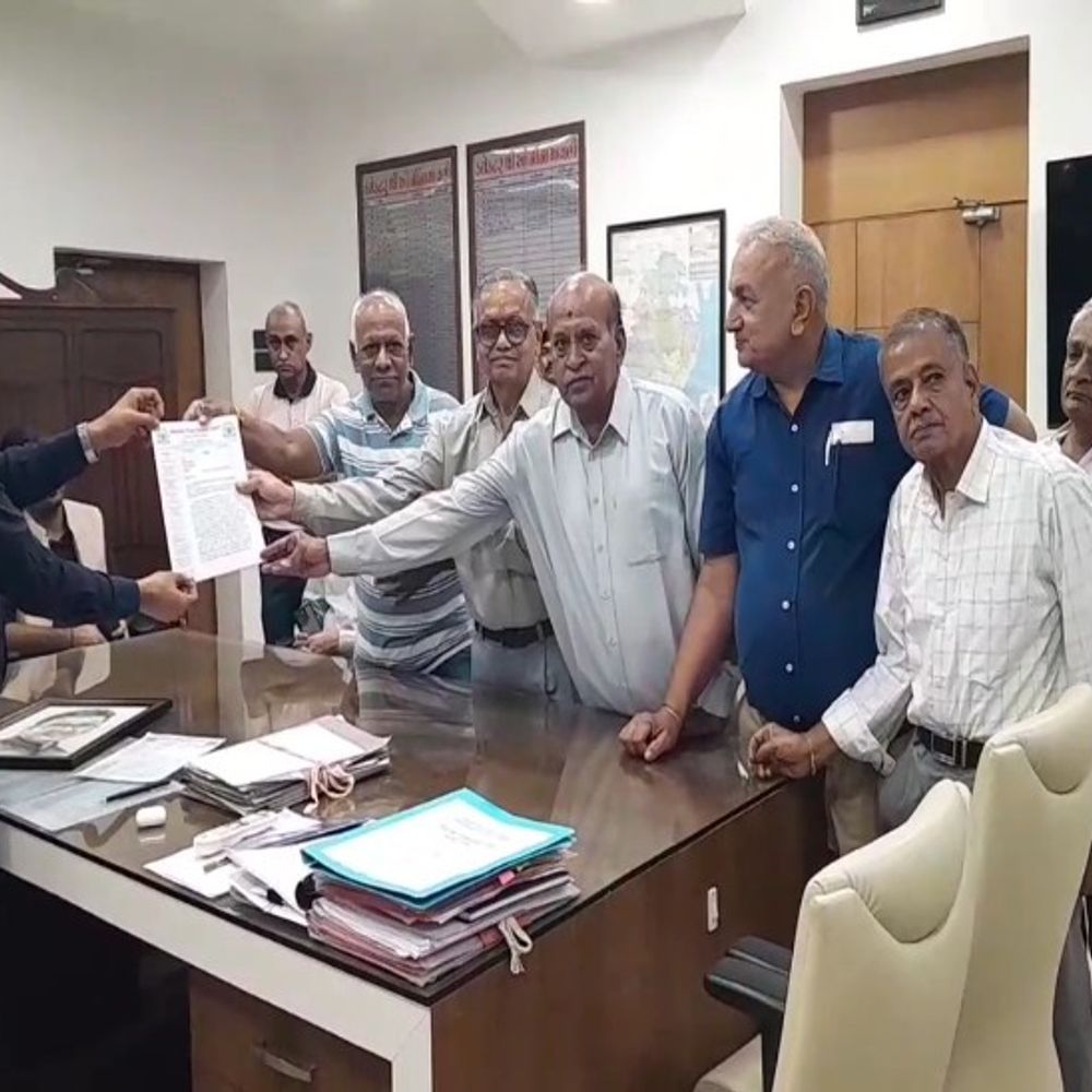 પેન્શનરોના હક્ક પર તરાપ સહન નહીં કરાય:વેલિડેશન એક્ટના વિરોધમાં ભાવનગર જિલ્લા પેન્શનર સમાજ દ્વારા કલેક્ટરને આવેદનપત્ર પાઠવ્યું