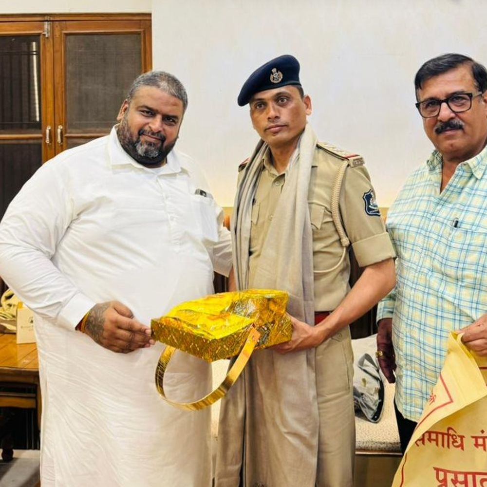 વડોદરામાં પોલીસ અધિકારીઓનું આશ્રમમાં સન્માન:ચેટીચંદ પર્વે શાંતિ જાળવવા બદલ વારસિયામાં ધર્મગુરુ મુકેશ સાઈના હસ્તે બહુમાન કરાયું