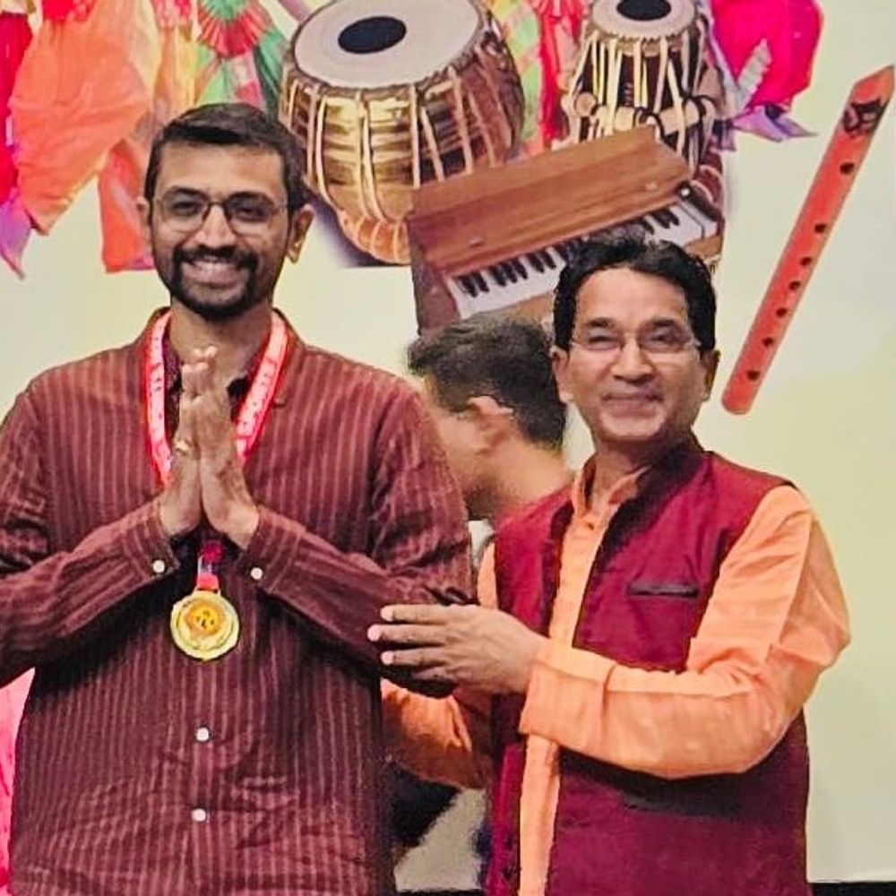 ભરૂચના પ્રાધ્યાપકે રાષ્ટ્રીય કક્ષાએ ગોલ્ડ મેડલ જીત્યો:ડો. સ્વરલ નાયકે સુગમ સંગીતમાં ગુજરાતનું ગૌરવ વધાર્યું